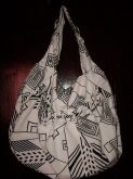 Bolsa branca com detalhes pretos