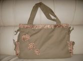 Bolsa com detalhes de florzinhas