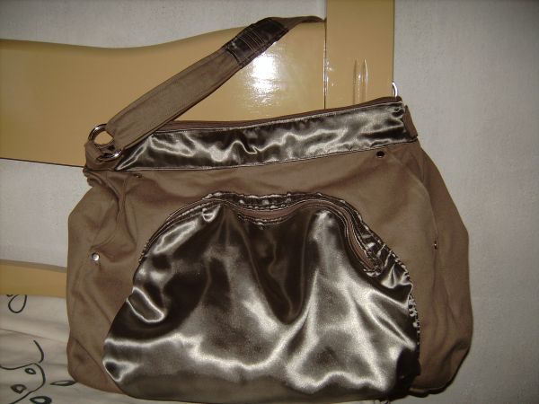 Bolsa de brim com detalhe em cetim