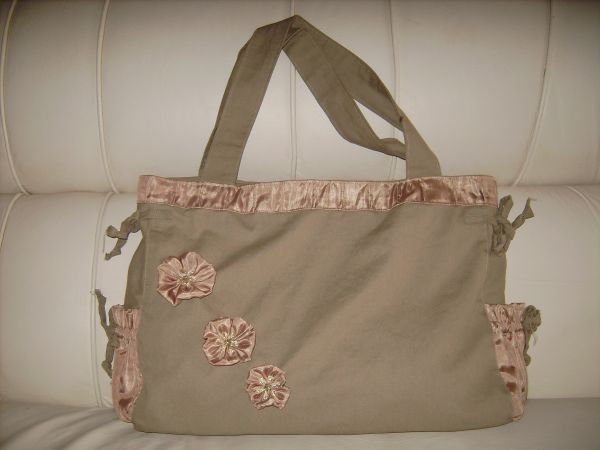 Bolsa com detalhes de florzinhas