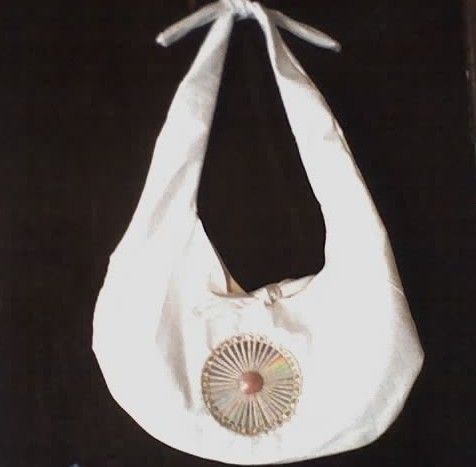 Bolsa com detalhe de cd e croché